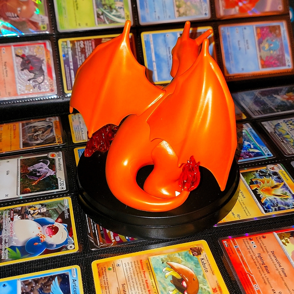 Charizard Figure Display - Picture 5 of 10